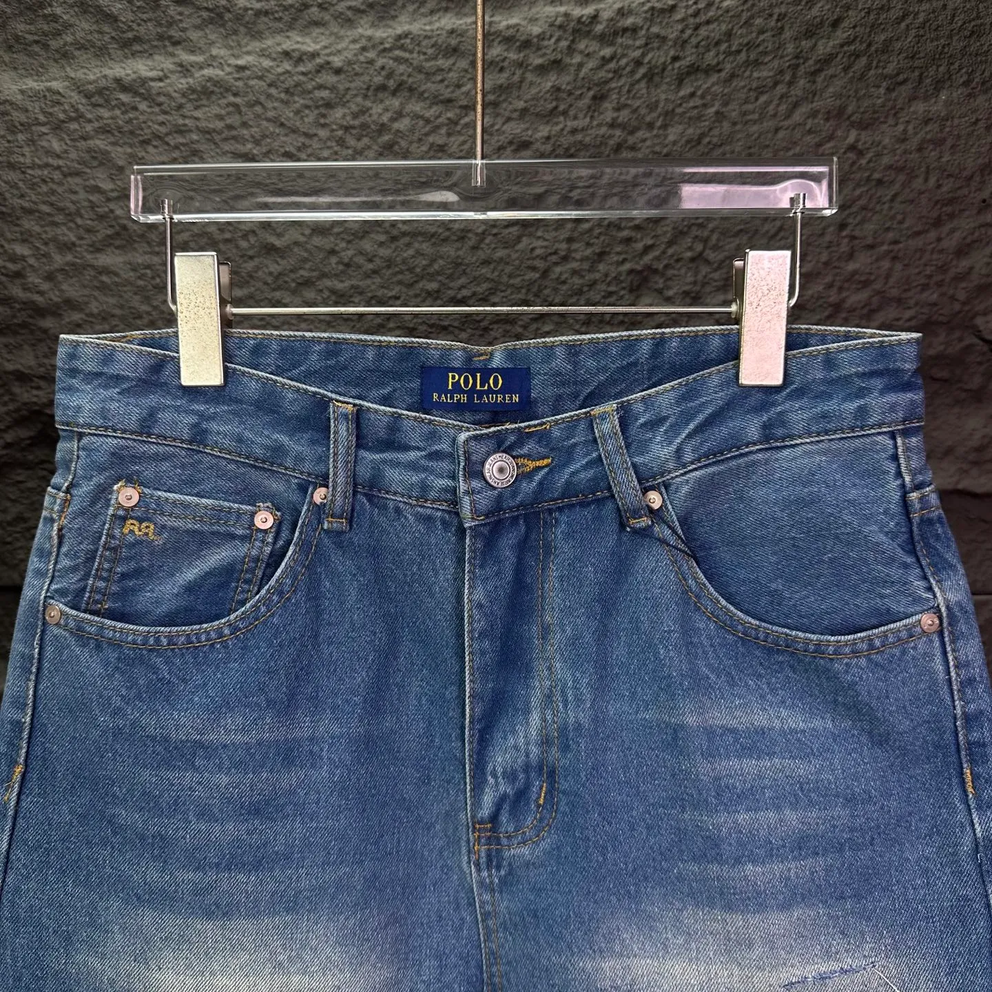 P240 RRL Ralph Lauren 2026 New Retro Frayed Patch Couple Style Washed Jeans 🔥High Version🔥High Version🔥 Top ceiling quality Styles with different washed textures are very friendly to people with thin legs and thick legs. The straight version is very flattering to the leg shape. Moderate length that never goes out of style, easy to match with casually, basic styling for various styles, a must-have in the wardrobe! The fabric is stiff but also makes the upper body soft without losing texture. The washing process is even more perfect. It is a must-have item for everyone! ! ! Washed wheat, hang tag, pants label, complete with three labels, color: blue, size: 28, 30, 32, 34 (four sizes)